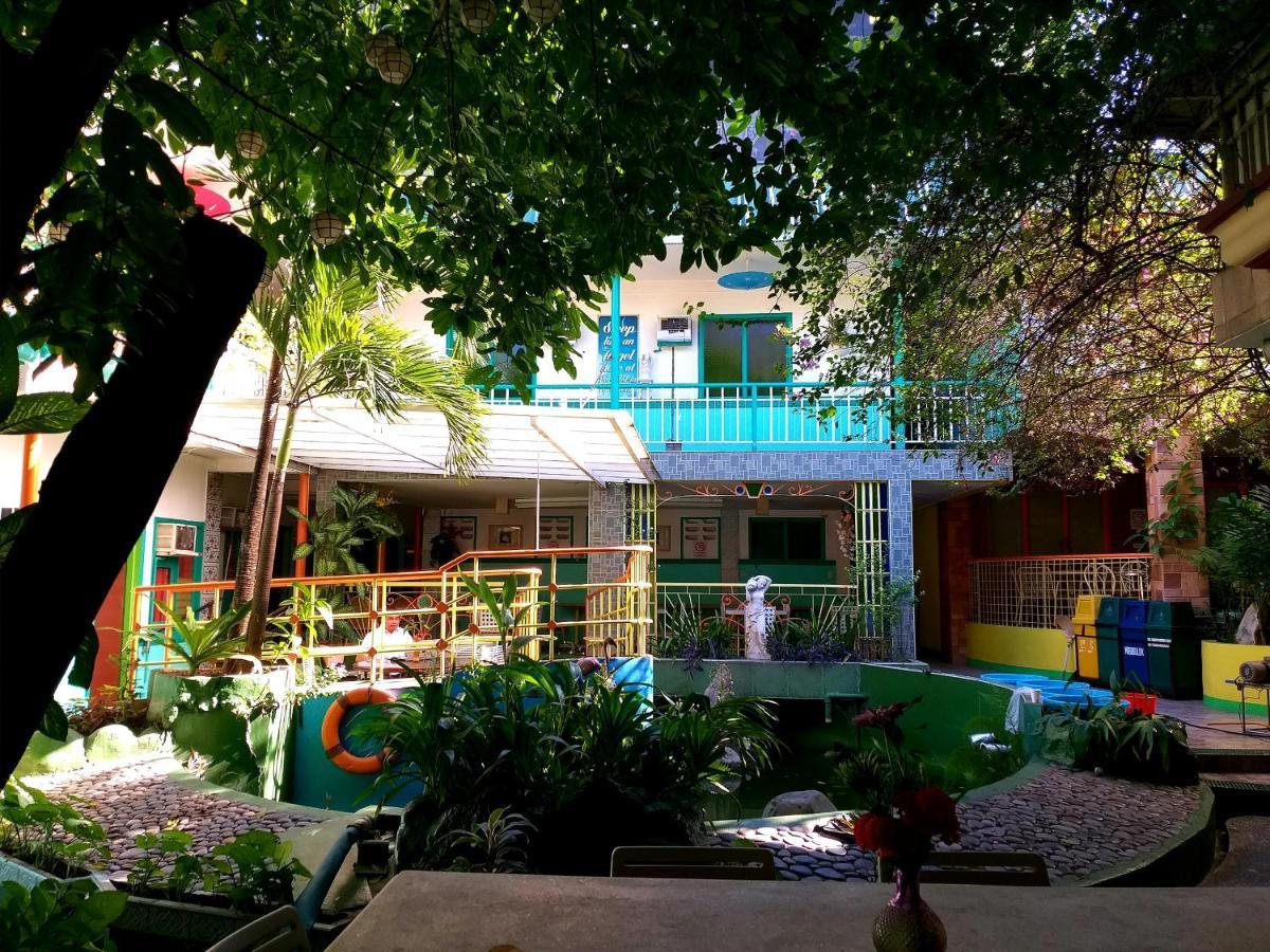 Park Vil-la Apartelle Quezon City Bagian luar foto