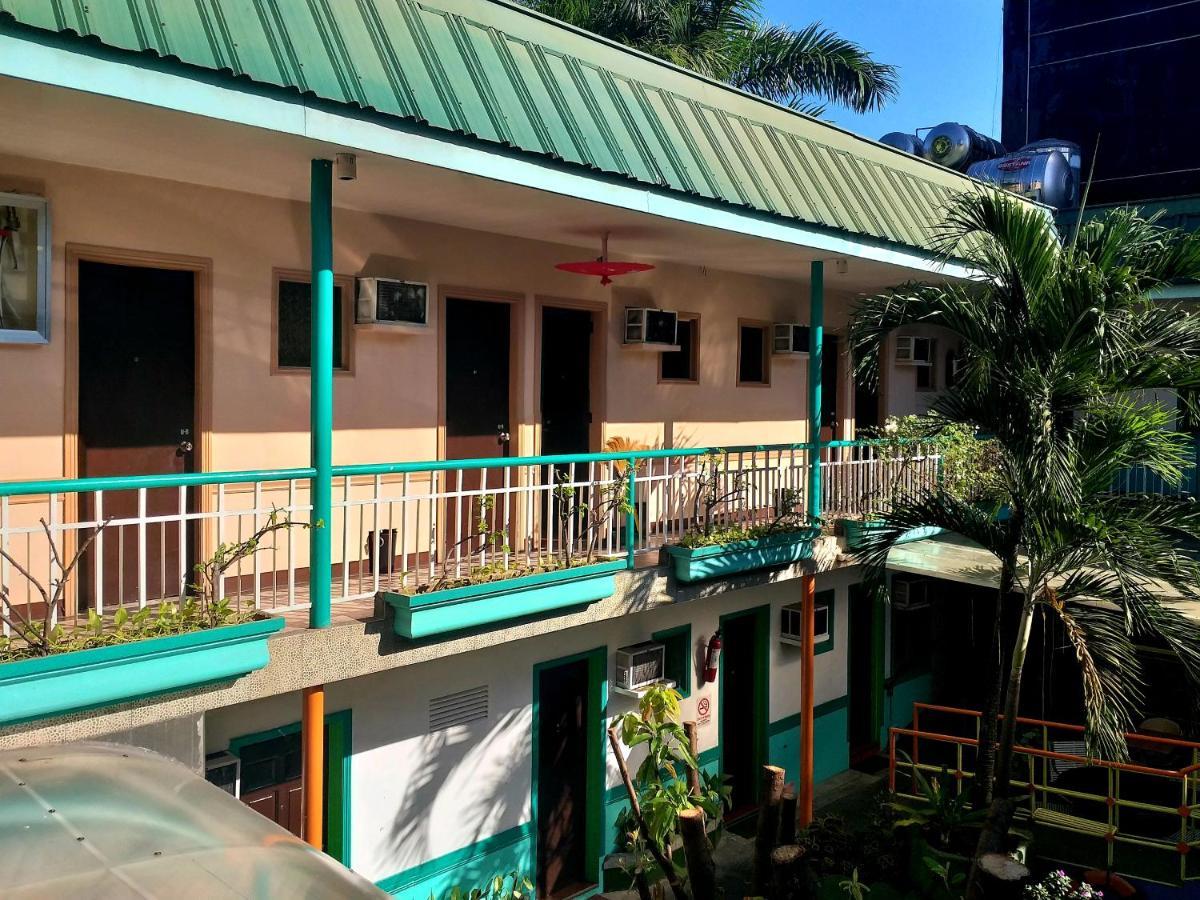 Park Vil-la Apartelle Quezon City Bagian luar foto